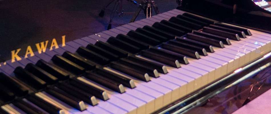 A closeup photo of some piano keys